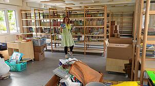 Bibliotheksleiterin Annette Stöcklin im Container, in dem nun die Bücherei untergebracht ist und in der mittwochs nach wie vor die ...