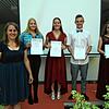 Bei der Abschlussfeier der Realschule mit Klassenlehrerin Anne-Kathrin Leide(von links) erhielten die Klassenbesten Lob und Preise: ...