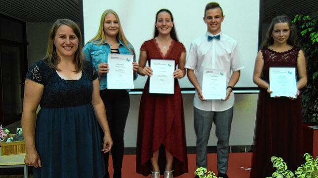 Bei der Abschlussfeier der Realschule mit Klassenlehrerin Anne-Kathrin Leide(von links) erhielten die Klassenbesten Lob und Preise: ...