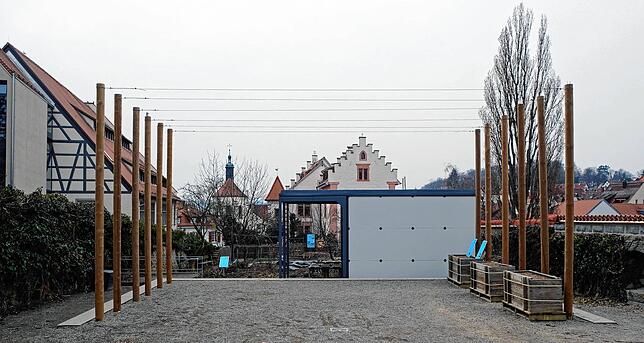Hier ist das Feld für eine Hopfenkultur bereitet. Links hinter der Mauer das Kinderhaus St. Angelus.