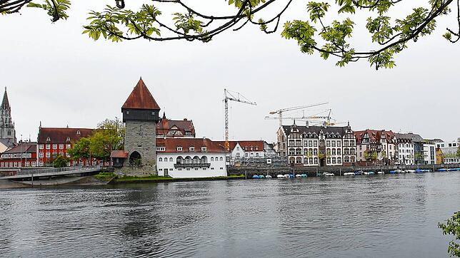 Ein architektonisches Relikt der Konstanzer Vergangenheit: Der Rheintorturm. Neben ihm gibt es aber noch weitere Türme, die auf die ...