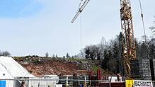 Bauarbeiter erstellen die neue Heizzentrale in Häusern.