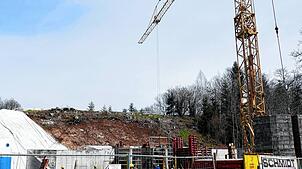 Bauarbeiter erstellen die neue Heizzentrale in Häusern.