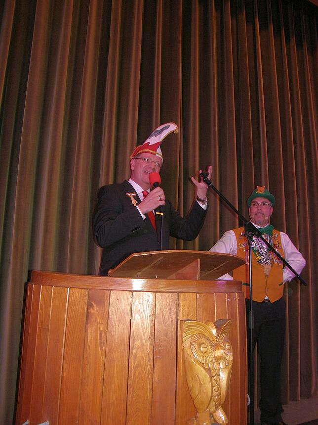 Bürgermeister Wolfgang Zoll gratulierte den Pfaffenmoosern und betonte das große Engagement – rechts Präsident Marc Schmidt-Ströbele.