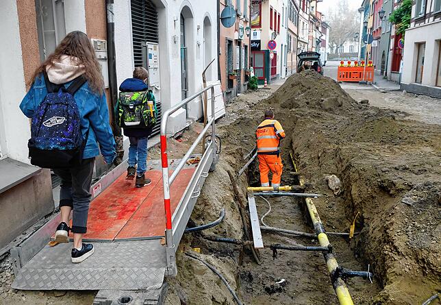 Auch manche Bewohner der Hafenstraße brauchen kleine Brücken, um ihr Zuhause zu erreichen.