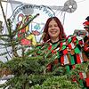 Kathrin Graf der Narrenbaum ist gerichtet und wartet noch auf seinen närrischen Schmuck mit der Fahne vom Narrenverein Pfiffikus ist ...