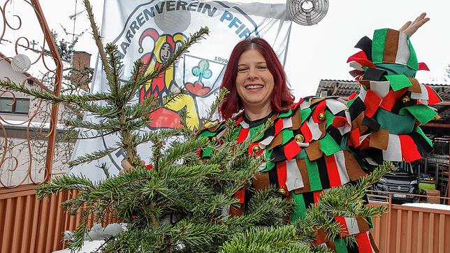 Kathrin Graf der Narrenbaum ist gerichtet und wartet noch auf seinen närrischen Schmuck mit der Fahne vom Narrenverein Pfiffikus ist ...