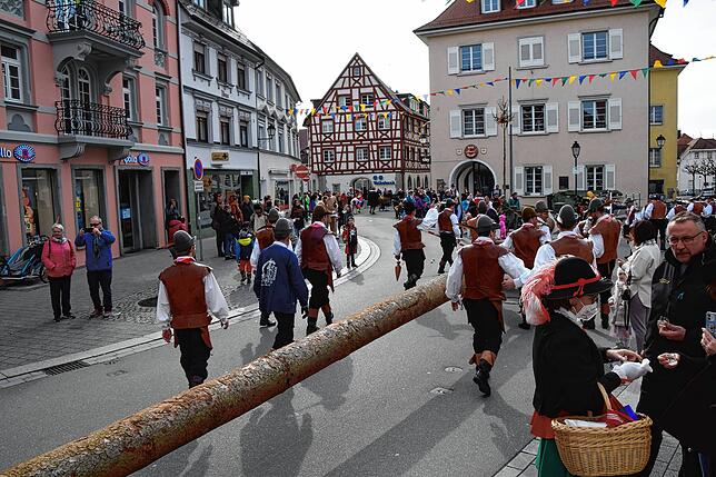 Bild 34: Bilder vom Narrenbaum-Umzug in Stockach mit Schaulustigen