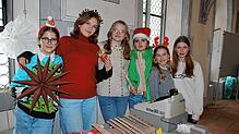 Stella, Angela, Theresa, Benedikta, Emilia und Jana (von links) von der Klasse 7a haben für den Adventsbasar der Heimschule Kloster Wald ...