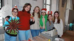 Stella, Angela, Theresa, Benedikta, Emilia und Jana (von links) von der Klasse 7a haben für den Adventsbasar der Heimschule Kloster Wald ...