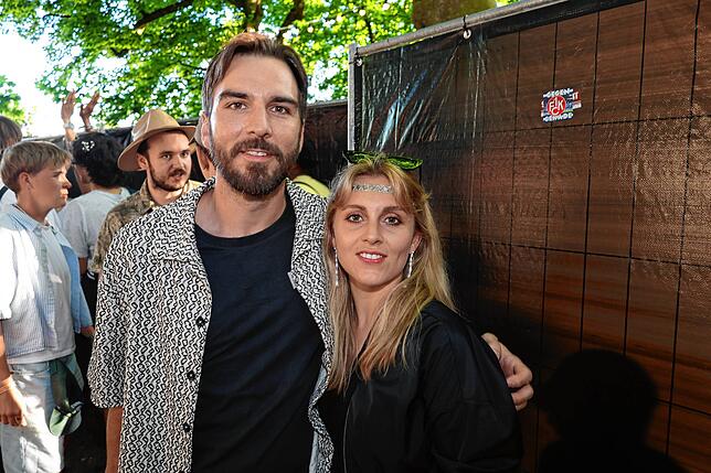 Bild 26: Festivalsommer startet – Fans feiern ausgelassen beim Campus-Festival