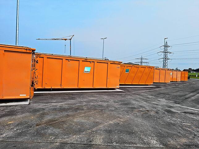 Die Container stehen bereit für die Entsorger.