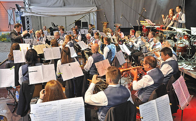 Traditionell eröffnet das Blasorchester die Sommersinnfonie. Bild: Roland Sigwart