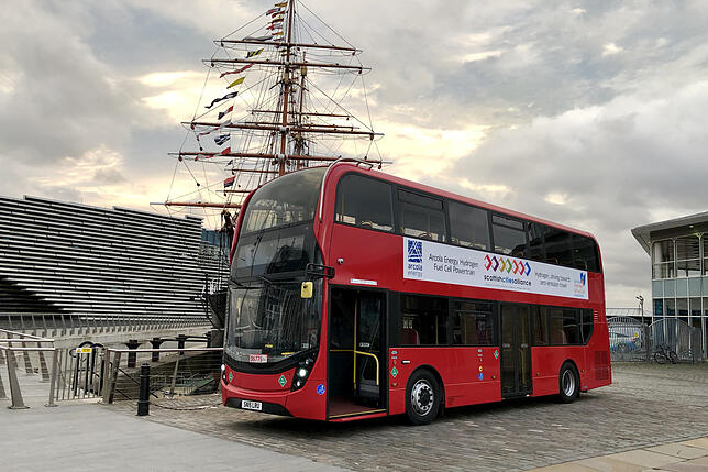 Der Prototyp des neuen Brennstoffzellenbusses von ADL: Dank der Elektroportalachse von ZF fährt der Doppeldecker bald emissionsfrei ...