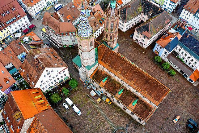 Blick von ganz oben auf das Münster und dessen Umfeld.