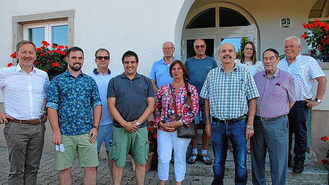 Mit dem Oberbürgermeister auf Sommertour in Indlekofen (Von links): Oberbürgermeister Philiipp Frank, Ortsvorsteher Stefan Senn, die ...