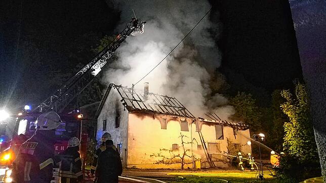 Bild 7: Bilder vom Brand eines ehemaligen landwirtschaftlichen Gebäudes in Schwackenreute