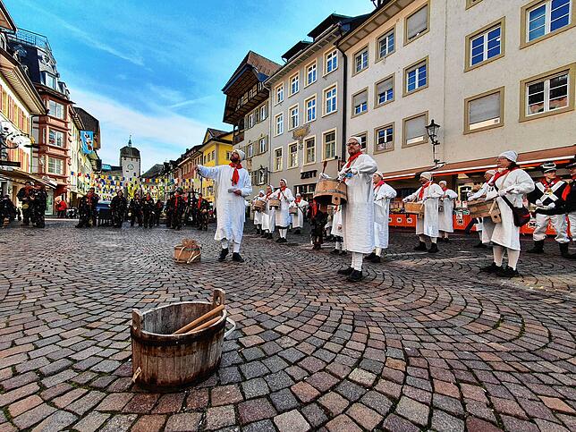 11.30 Uhr: Die Narro-Zunft Waldshut will das Rathaus stürmen und Oberbürgermeister Philipp Frank absetzen. Dieser lässt die Narren aber ...
