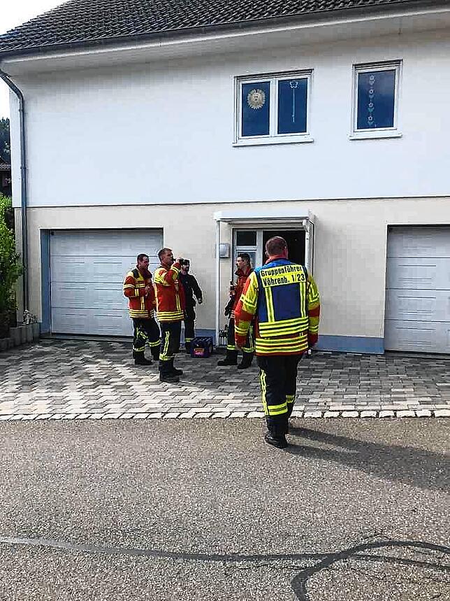 Die Feuerwehr beendet ihren Einsatz. Die Floriansjünger waren mit neun Mann im Einsatz.