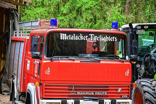 Da kann nix schiefgehen. Das Metalacker eigene Feuerwehrauto steht parat.