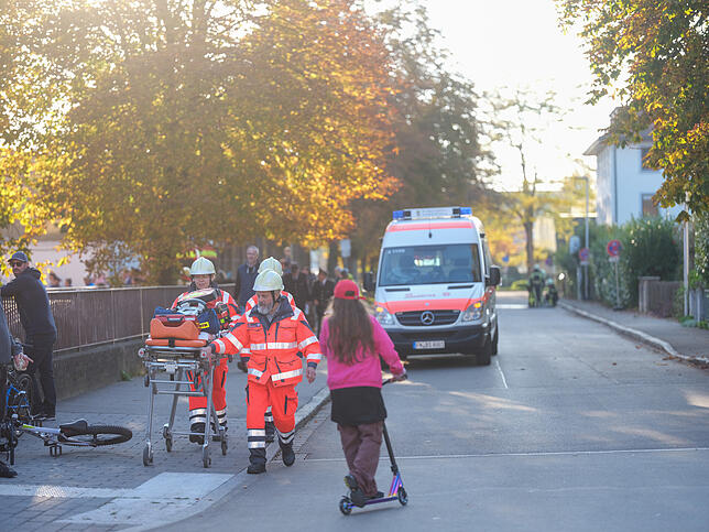 Übung unter echten Bedingungen: Der Gehweg ist durch das Fahrrad eines Schaulustigen blockiert. Auch das kann im Ernstfall vorkommen.