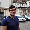 Marco Boxler im Innenhof des Amtsgerichtes Konstanz. Seine Gesichtsverletzungen sind noch zu erahnen, aber die äußeren Wunden verheilt.