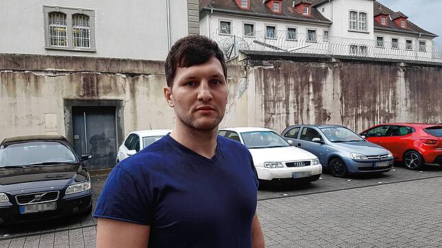 Marco Boxler im Innenhof des Amtsgerichtes Konstanz. Seine Gesichtsverletzungen sind noch zu erahnen, aber die äußeren Wunden verheilt.