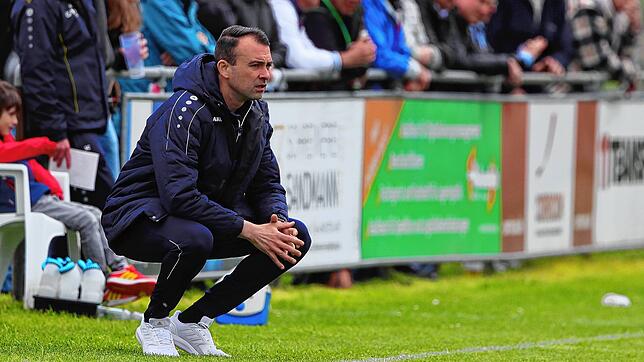 David D&lsquo;Incau, der Trainer der SG Dettingen-Dingelsdorf, und sein Team gewinnen 1:0 gegen den FC Neustadt und bleiben dadurch auf ...