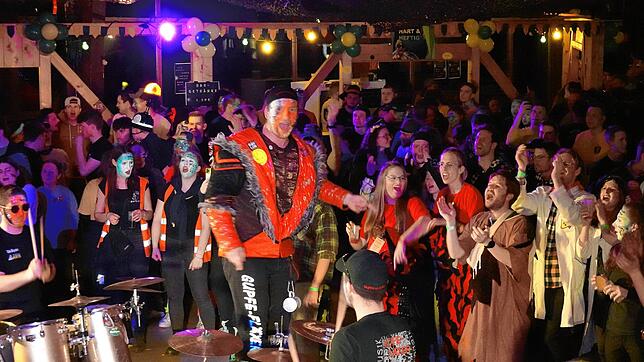 Die Premiere ist geglückt: Beim ersten Guggenmusiktreffen der Chrutschlämpe aus Rüßwihl in der Görwihler Hotzenwaldhalle herrschte eine ...