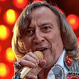 Knapp drei Stunden lang singt Dieter Thomas Kuhn die Fans in Stimmung.