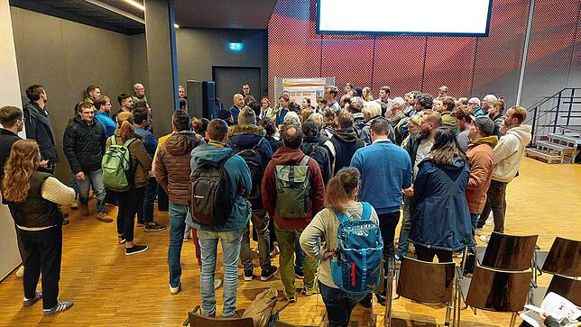 Bei einer Informationsveranstaltung der Stadtverwaltung zur Vergabe der Hafner-Grundstücke war der Andrang besonders an dem Stand groß, ...