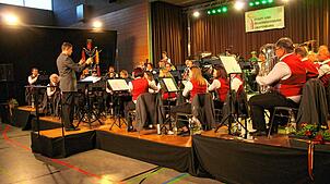 Die Stadt- und Feuerwehrmusik Laufenburg unter der Leitung von Illia Kravchenko nimmt die Konzertbesucher mit auf eine musikalische ...