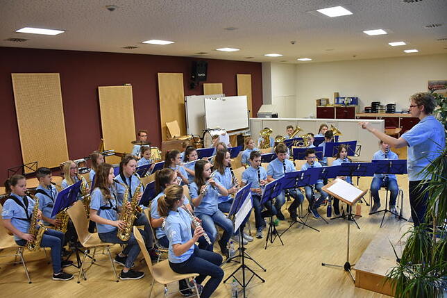Rita Buzinski leitet die gemeinsame Orchesterprobe von Mini-Wind-Orchester und Fortissimo.