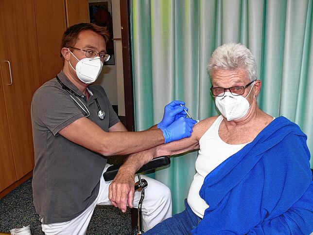 Hausarzt Stephan Scholtes impft seinen Patienten Stephen Broadhead in Konstanz mit dem Biontech-Impfstoff. Broadhead, 80 Jahre, ist ...
