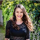Dina Regniet ist Sängerin und Traurednerin: „Wenn es den Paaren nur um das Fest und die Liebe geht, entscheiden sie sich oft für ...