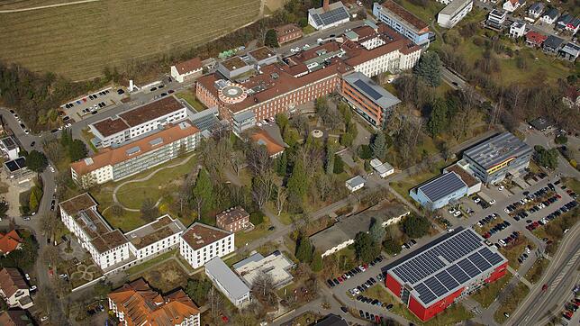 Das Singener Krankenhaus aus der Luft: Den langgezogenen Riegel in der oberen Bildhälfte bezeichnen die Gutachter als Hauptgebäude.