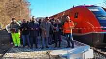 Lauter strahlende Gesichter bei der Eröffnung des Bahnhalts in Eberfingen (von links): Uwe Weicher vom gleichnamigen Baubetrieb aus ...