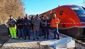Der Bahnhalt in Eberfingen ist seit Dezember in Betrieb (von links): Uwe Weicher, Sven Frick (DB-Regio), Bürgermeister Joachim Burger, ...
