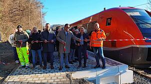 Der Bahnhalt in Eberfingen ist seit Dezember in Betrieb (von links): Uwe Weicher, Sven Frick (DB-Regio), Bürgermeister Joachim Burger, ...