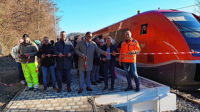 Lauter strahlende Gesichter bei der Eröffnung des Bahnhalts in Eberfingen (von links): Uwe Weicher vom gleichnamigen Baubetrieb aus ...