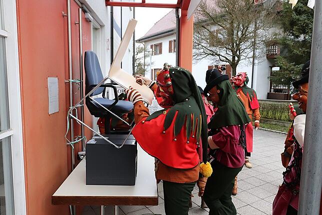 Bild 14: &bdquo;Göhrelöchner &ndash; Hopp, Hopp&ldquo;: Bilder von Schülerbefreiung und Rathaussturm in Kluftern