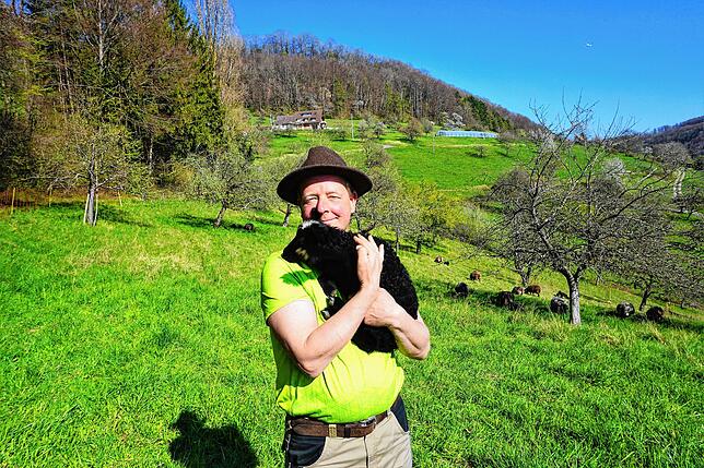 Für Peter Schwanhäußer ist mit seiner Schafherde ein Wunsch aus Kindertagen in Erfüllung gegangen. Bild: Tina Prause