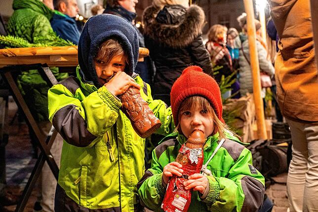 Lenz (links) und Runa Giüt probieren den Nikolaus vom Oberbürgermeister gleich mal vor Ort aus.