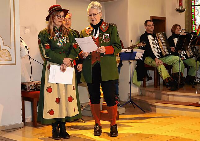 Gabi Möhrle (links) und Barbara Pudimatt (rechts) zeigten einige Impressionen der vergangenen beiden Jahre in Wort und Bild in der Kirche.
