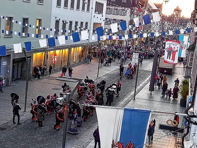 Langsam senkt sich die Abenddämmerung über die Stadt und die mitreißenden Klänge der Krawazi-Ramblers sorgen für Gänsehaut-Stimmung.