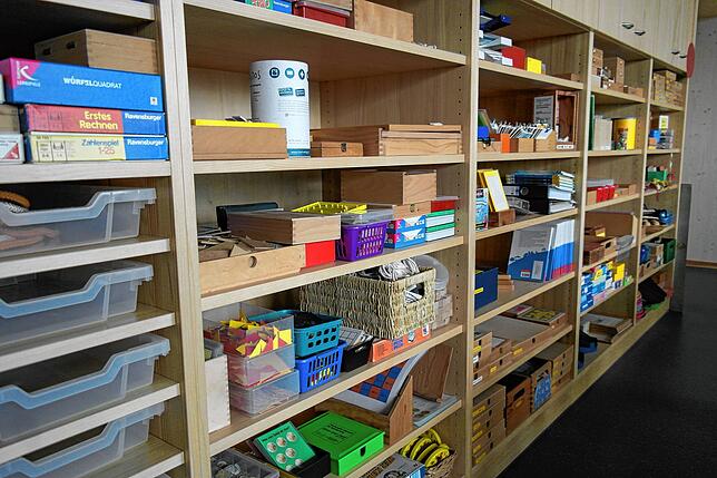 Die Regale in den Klassenzimmern sind mit Materialien gefüllt: Jedes Stück wurde von Lehrerinnen und Eltern ein- und wieder ausgepackt.