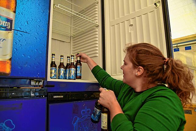 Sandra Schreiber füllt den Kühlschrank mit Flaschenbier. Beim Kreiserntedankfest wird es allerdings frisch gezapftes Bier vom Fass ...