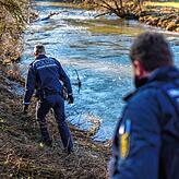 Polizisten suchten das Ufer der Lauchert ab.