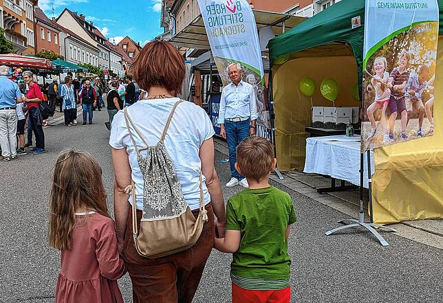 Bürgermeisterin Susen Katter besucht mit ihren Kindern das Straßenfest.