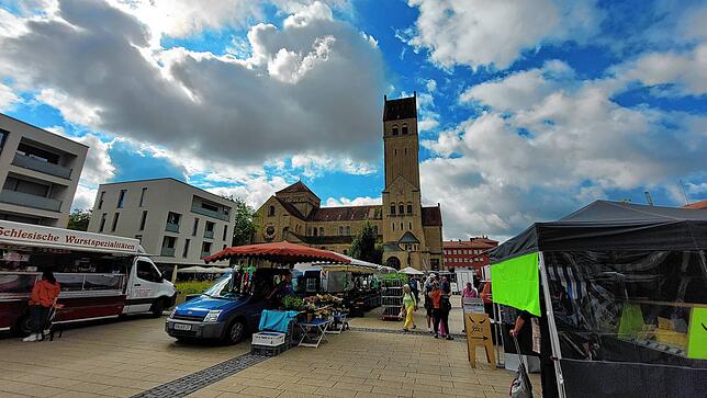 Der Herz-Jesu-Platz ist vor allem samstags durch den Wochenmarkt belebt. An anderen Tagen ist dort aber leider kaum Schatten zu finden.